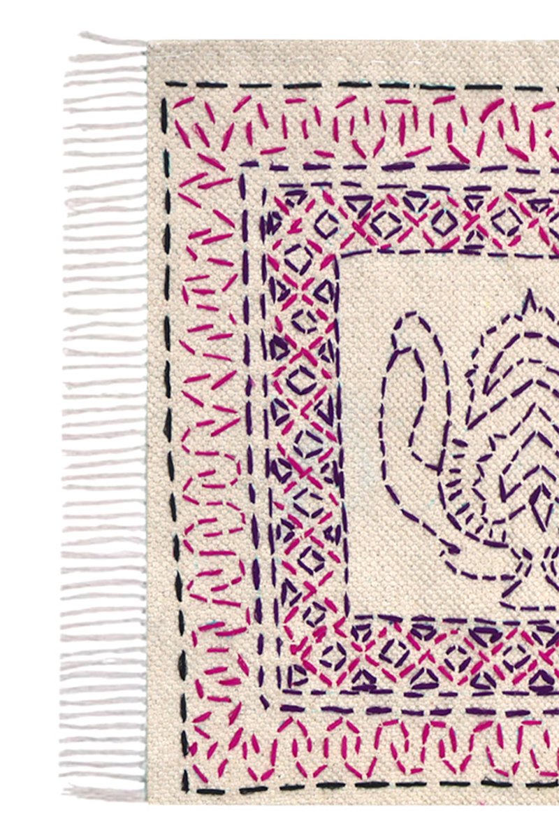 Artisanal Kantha Cotton Rug: Medallion & Sunburst - Image 5